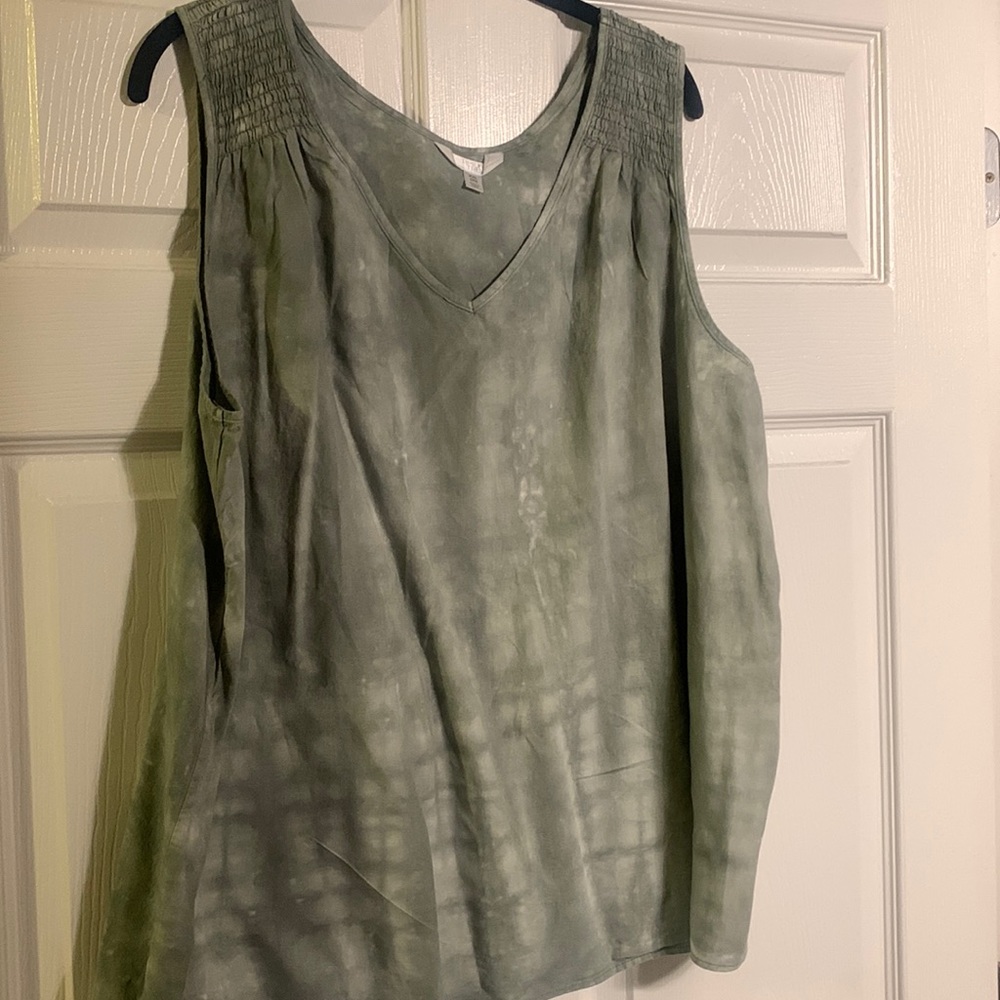 Gently used Tie-dye Sleeveless Top    Army green and White   💚🤍